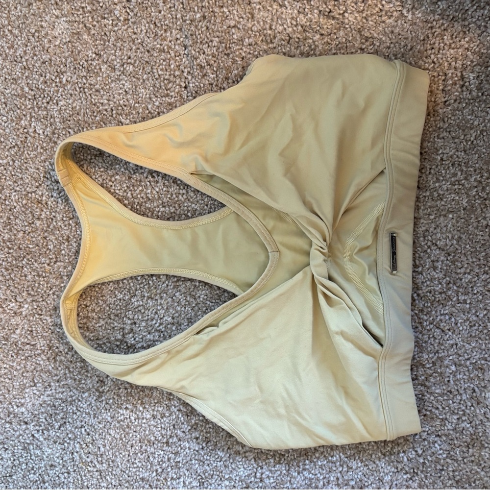 Gymshark athletic top bundle. Comes with 4 different tops/sports bras.